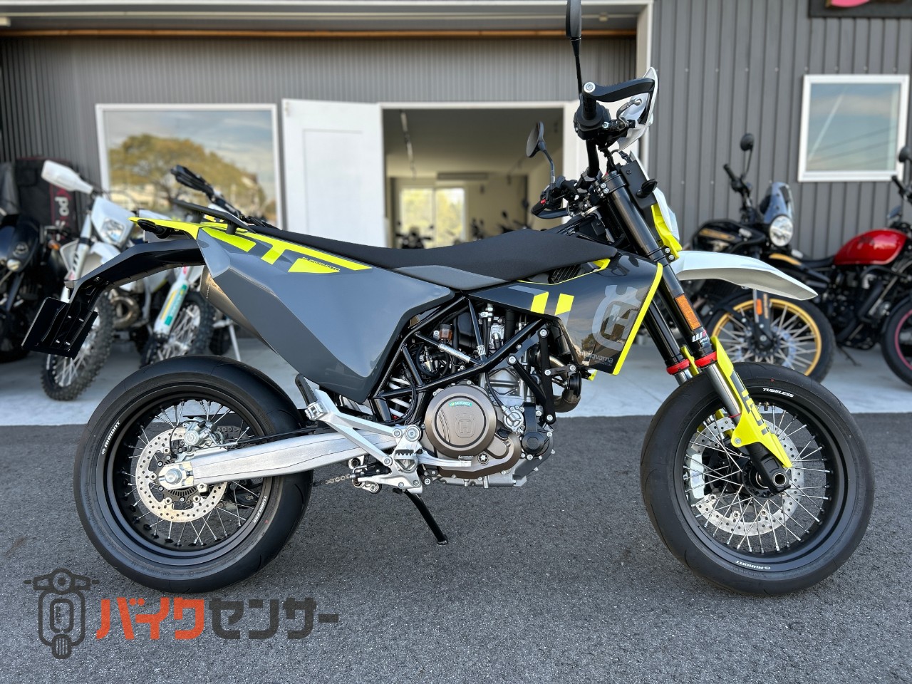 バナパス ハスクバーナ 701SM 2023モデル アクラ付き！ B415914| BDSバイクセンサー