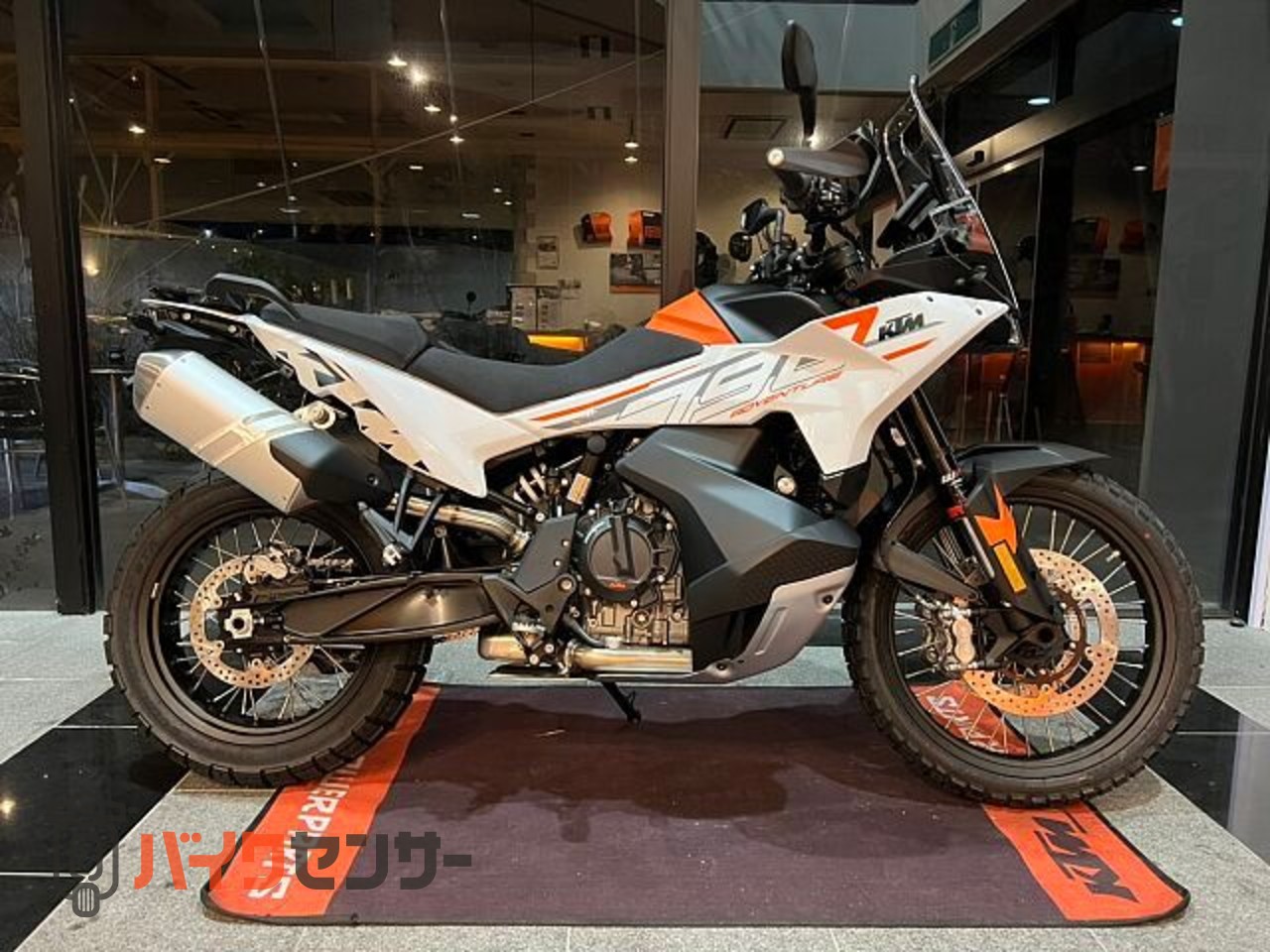 KTM 790アドベンチャー 手頃な価格のミドルアドベンチャー！新色の