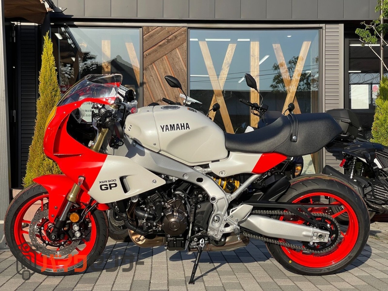 ヤマハ XSR900GP シルキーホワイト 5インチTFTディスプレイ B499745
