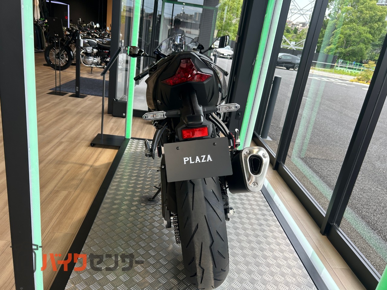 カワサキ NINJA ZX-6R エボニー × メタリックフラットスパークブラック