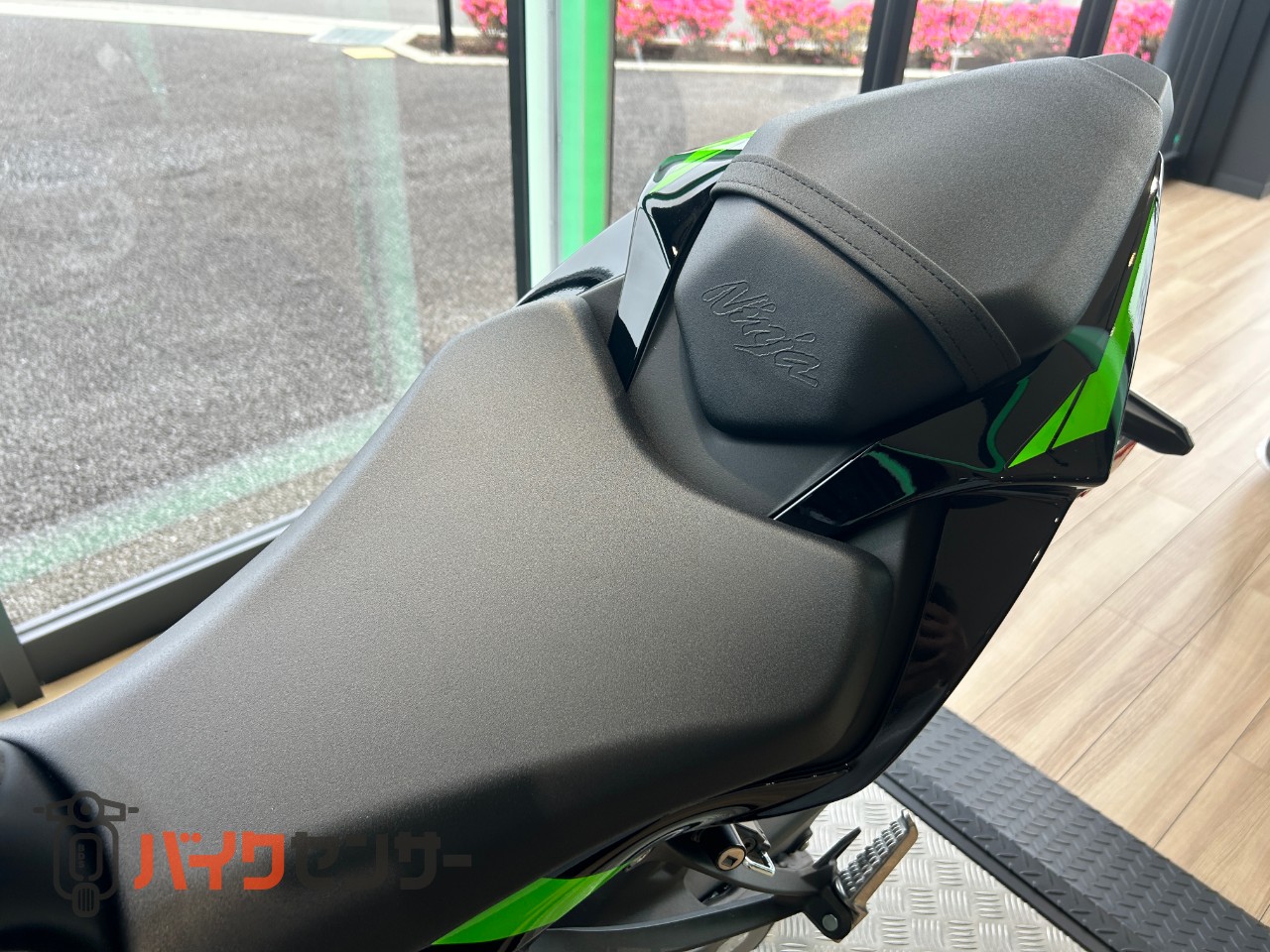 カワサキ NINJA ZX-6R エボニー × メタリックフラットスパークブラック