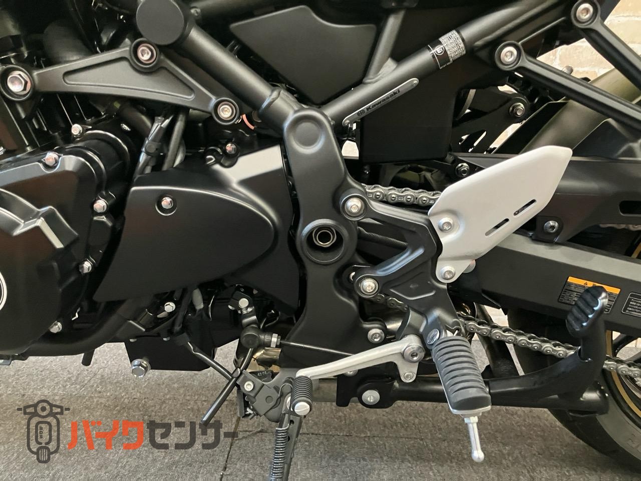 Z900RSカフェ　　ローシート加工　ステップブラケット装備　メタリックディアブロブラック ABS ETC 倒立フォーク_13