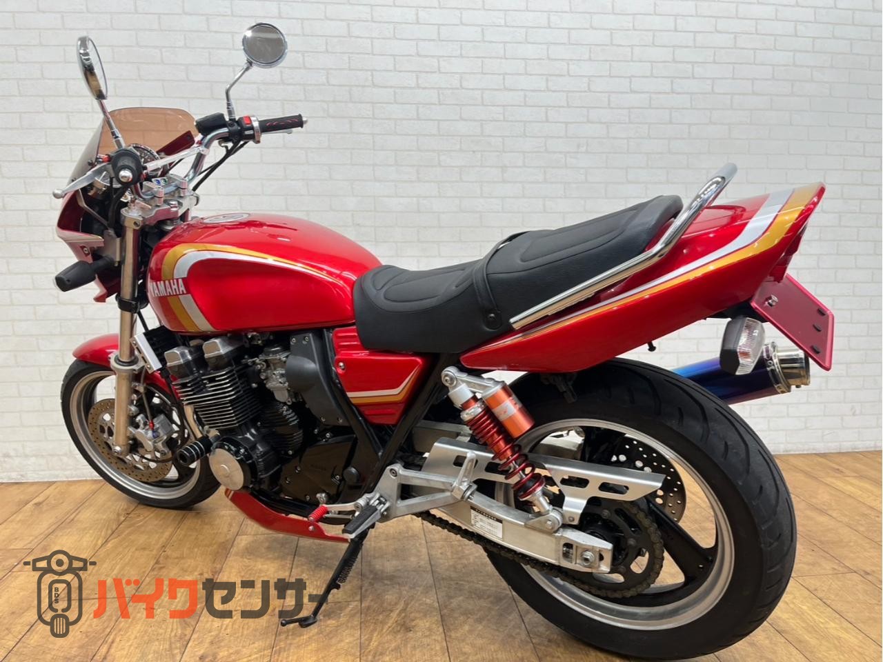 バイク カウル 赤色 アンダーカウル xjr？ ヤマハ XJR400 リアライズマフラー Rサス ビキニカウル アンダー
