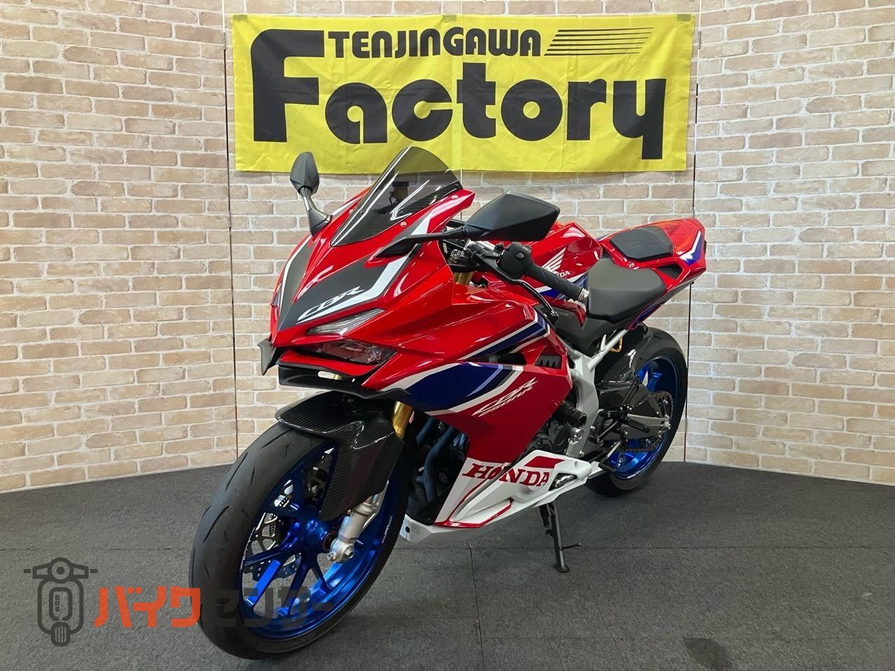 CBR250RR　マルケジーニホイール　オーリンズリアサス　OVERハンドル　マジカルスクリーン前後フェンダー　ベビーフェイスステップ等_3