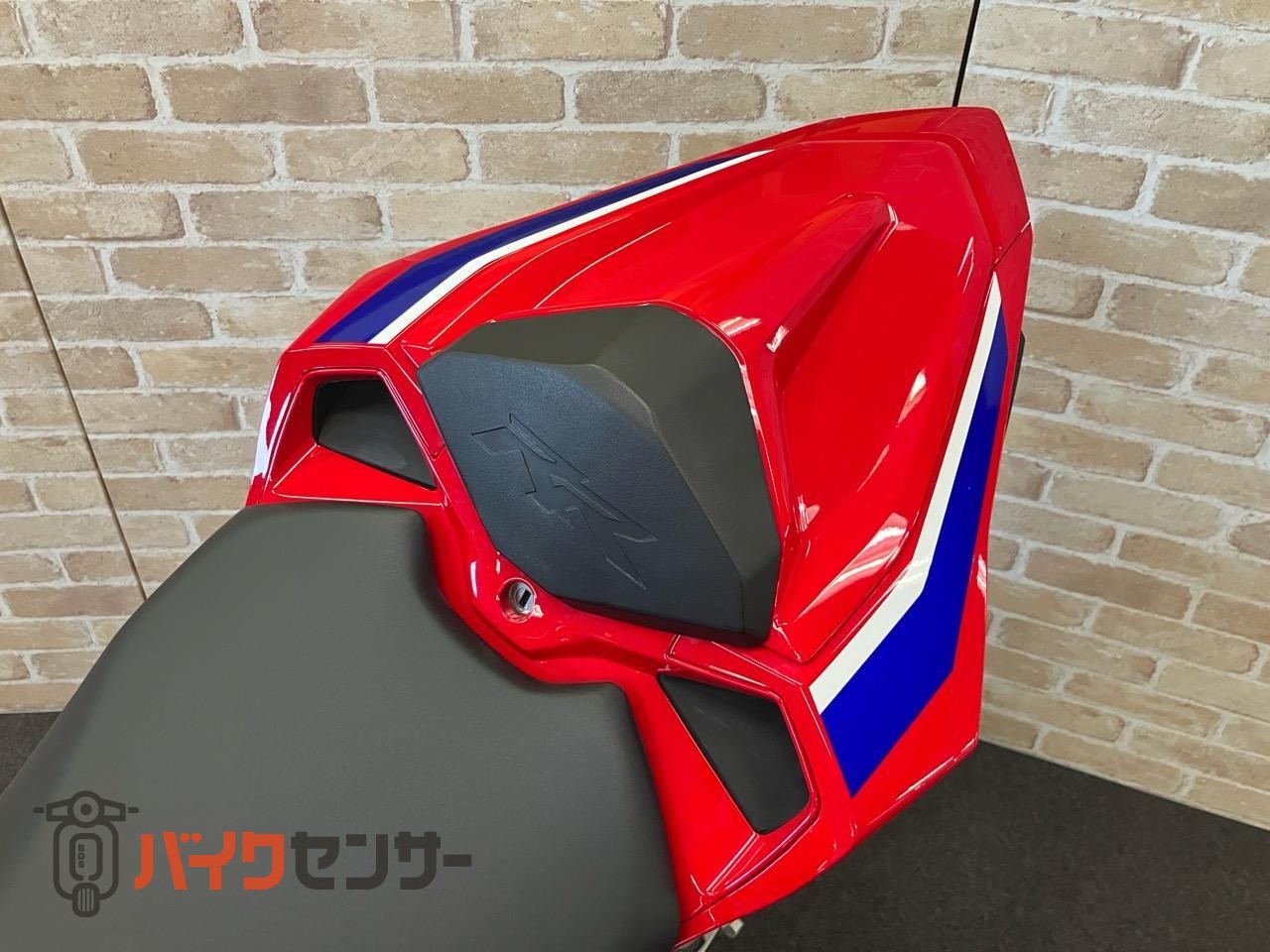 CBR250RR　マルケジーニホイール　オーリンズリアサス　OVERハンドル　マジカルスクリーン前後フェンダー　ベビーフェイスステップ等_8