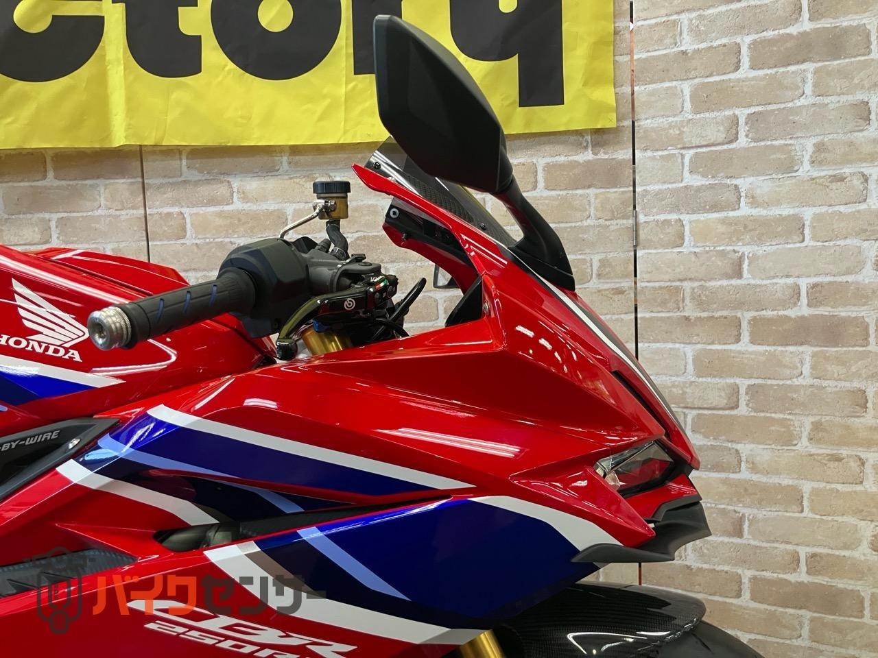 CBR250RR　マルケジーニホイール　オーリンズリアサス　OVERハンドル　マジカルスクリーン前後フェンダー　ベビーフェイスステップ等_37