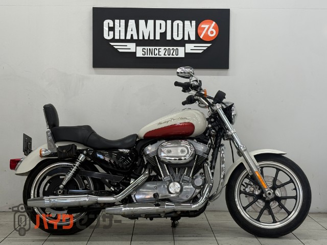 XL883Lスーパー ロー　ノーマルマフラー　ミッドコントロール　エンジンガード　シーシーバー　２人乗り　ＥＴＣ