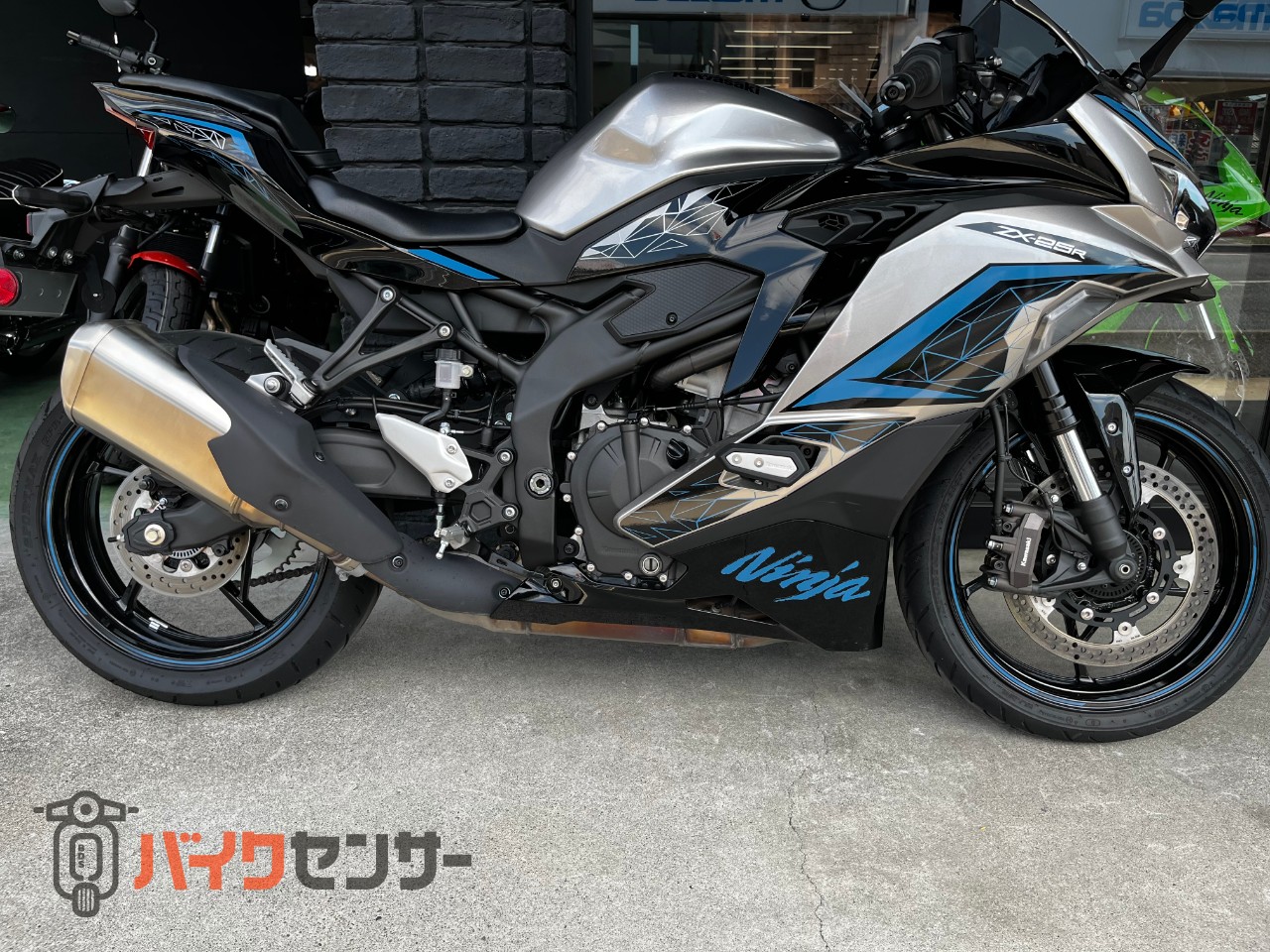 蓮出品 カワサキはモーターサイクルショーでNinja ZX-4RRの出品に加え