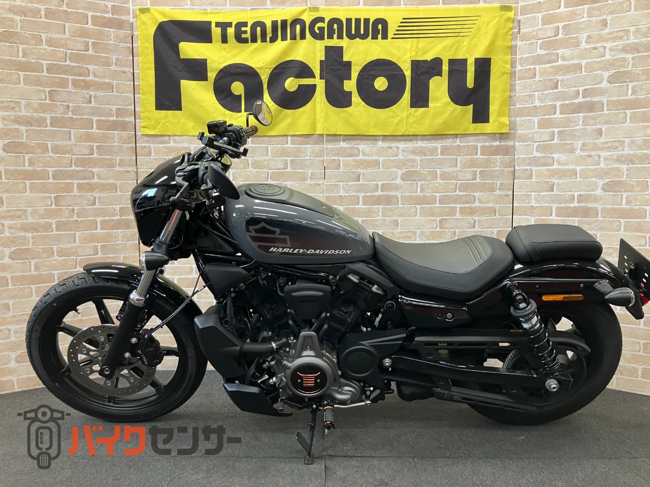 RH975 ナイトスター 　ハーレー純正OP エンジンカバー　グリップ　ステップ　装着_1