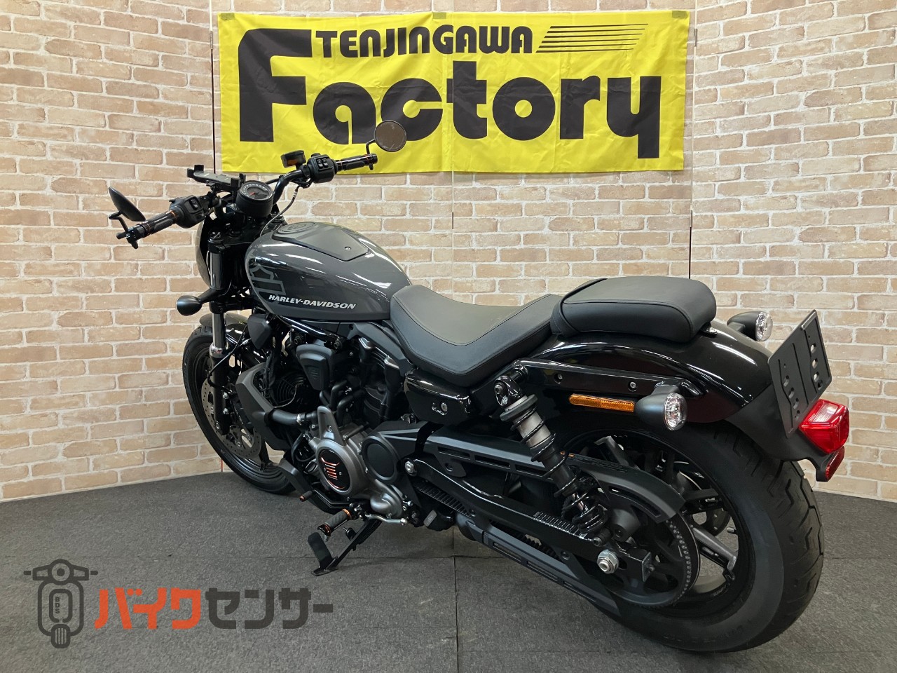 RH975 ナイトスター 　ハーレー純正OP エンジンカバー　グリップ　ステップ　装着_5