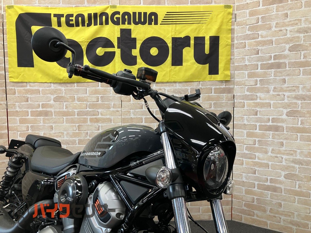 RH975 ナイトスター 　ハーレー純正OP エンジンカバー　グリップ　ステップ　装着_8