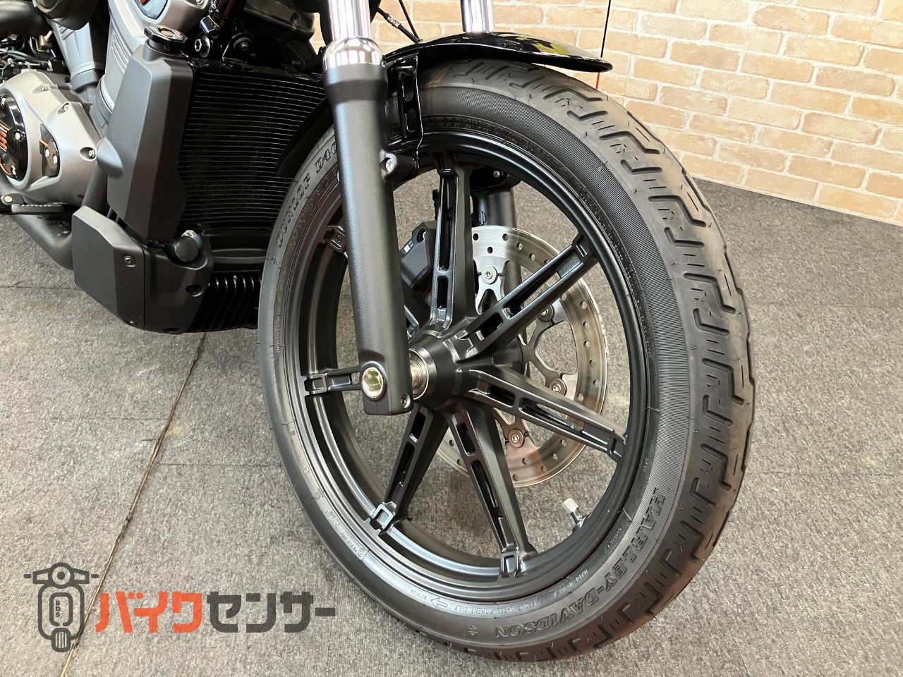 RH975 ナイトスター 　ハーレー純正OP エンジンカバー　グリップ　ステップ　装着_9