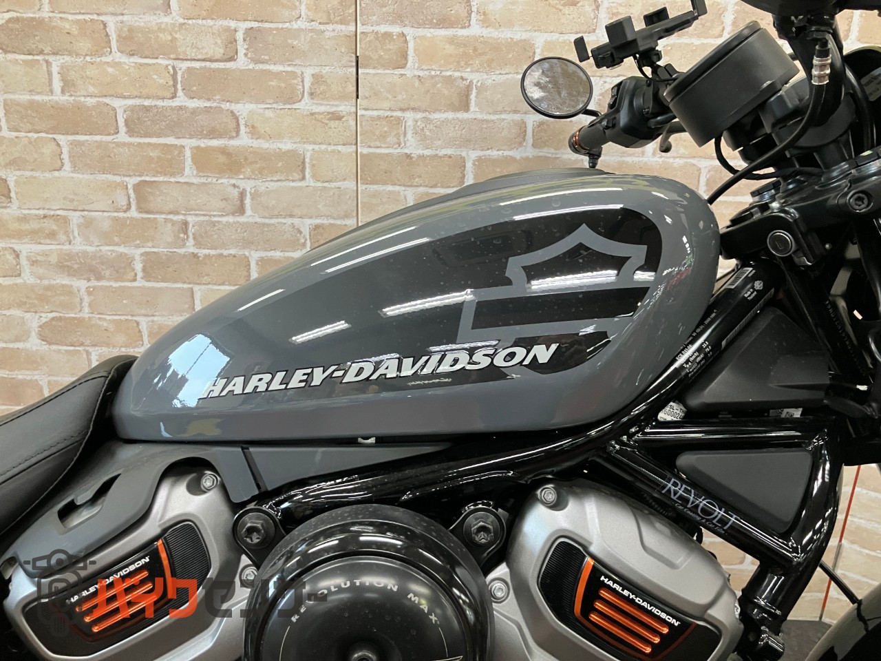 RH975 ナイトスター 　ハーレー純正OP エンジンカバー　グリップ　ステップ　装着_13