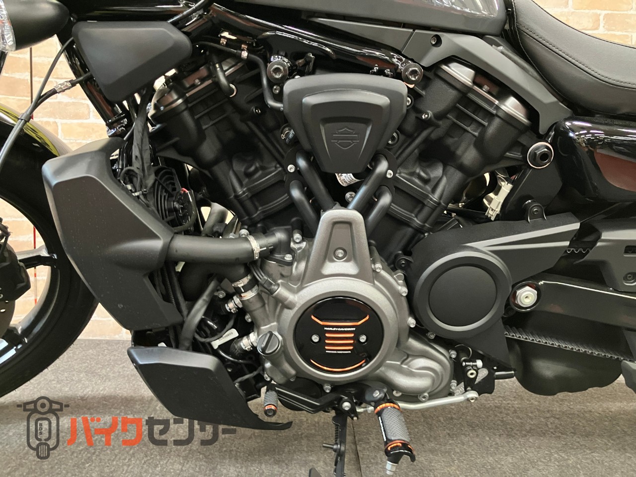 RH975 ナイトスター 　ハーレー純正OP エンジンカバー　グリップ　ステップ　装着_27