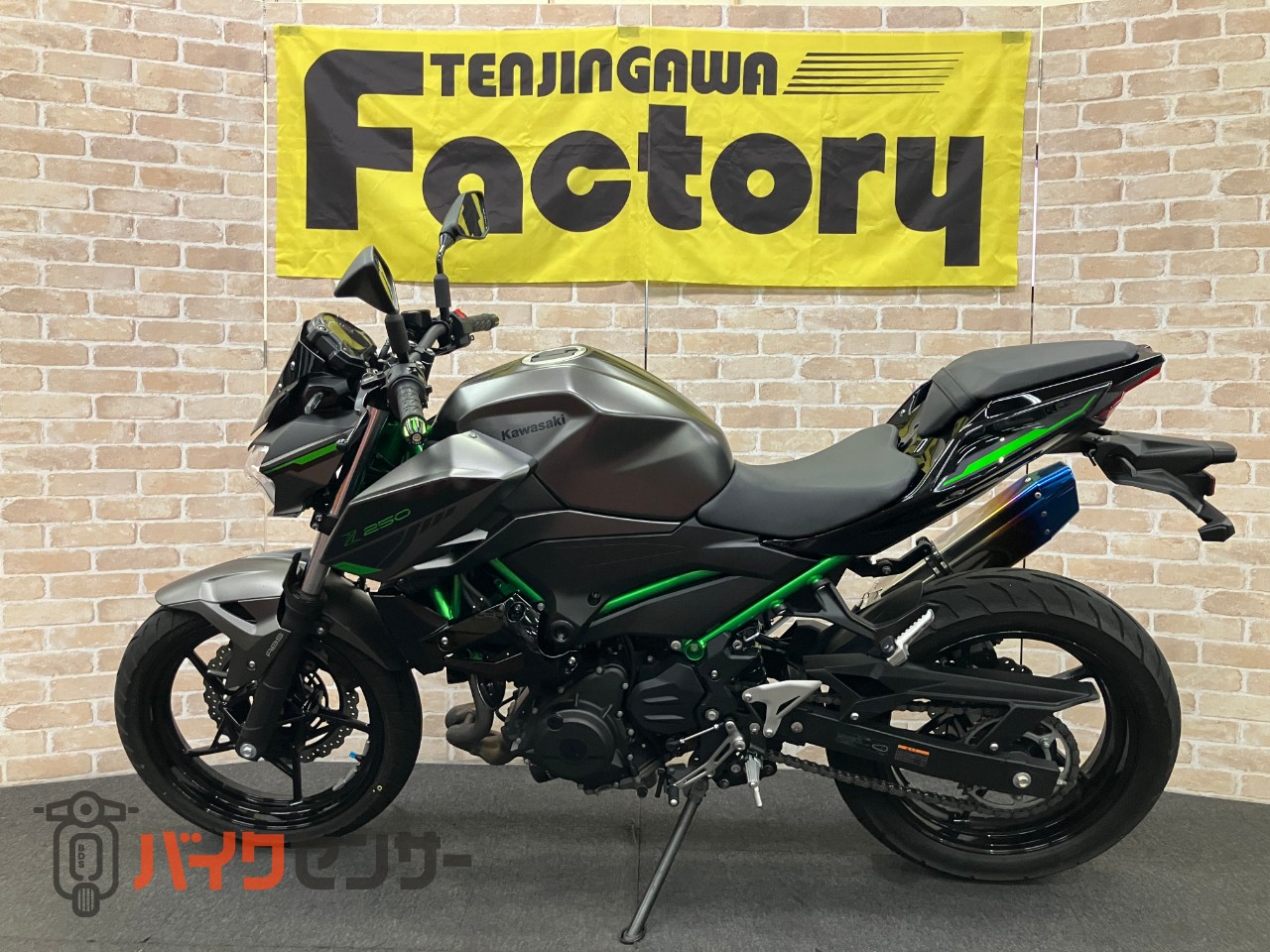 Z250 トリックスターイカヅチサイレンサー_1