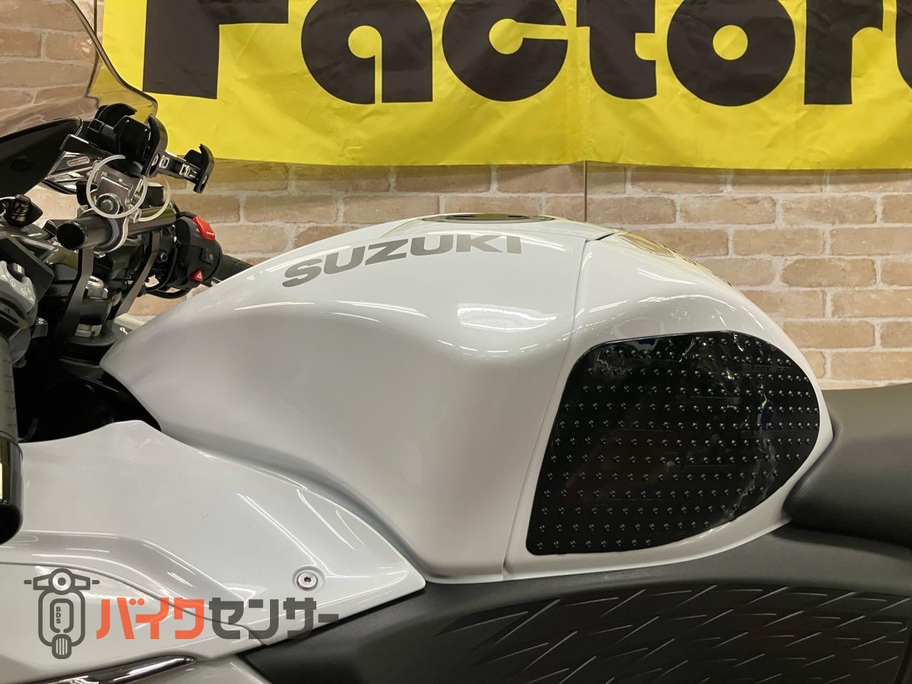 ハヤブサ グリップヒーター　ベビーフェイスバックステップ　スライダー　ドラレコ　ヘルメットロック_13