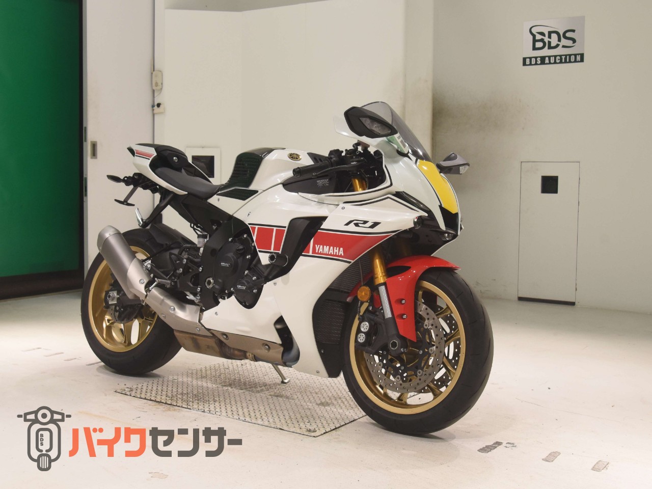 YZF-R1 60thアニバーサリー　GBレーシングカバー　OVERスライダー　フェンダーレス　カーボンタンクカバー　ストンプグリップ_2