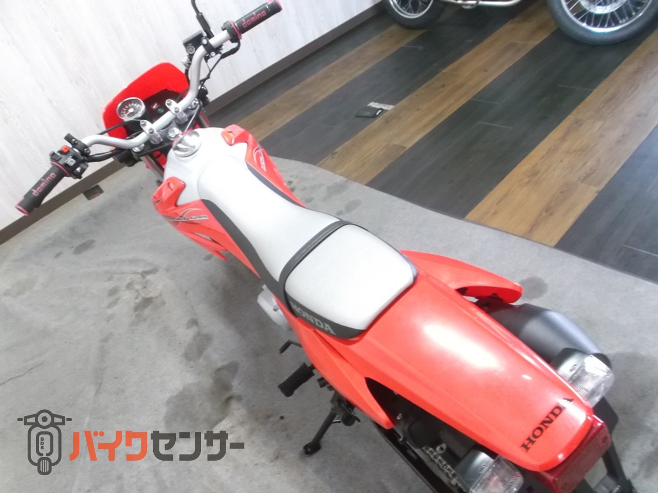 ホンダ XR100モタード 外装は色替えしてます！動画にてカスタム内容を