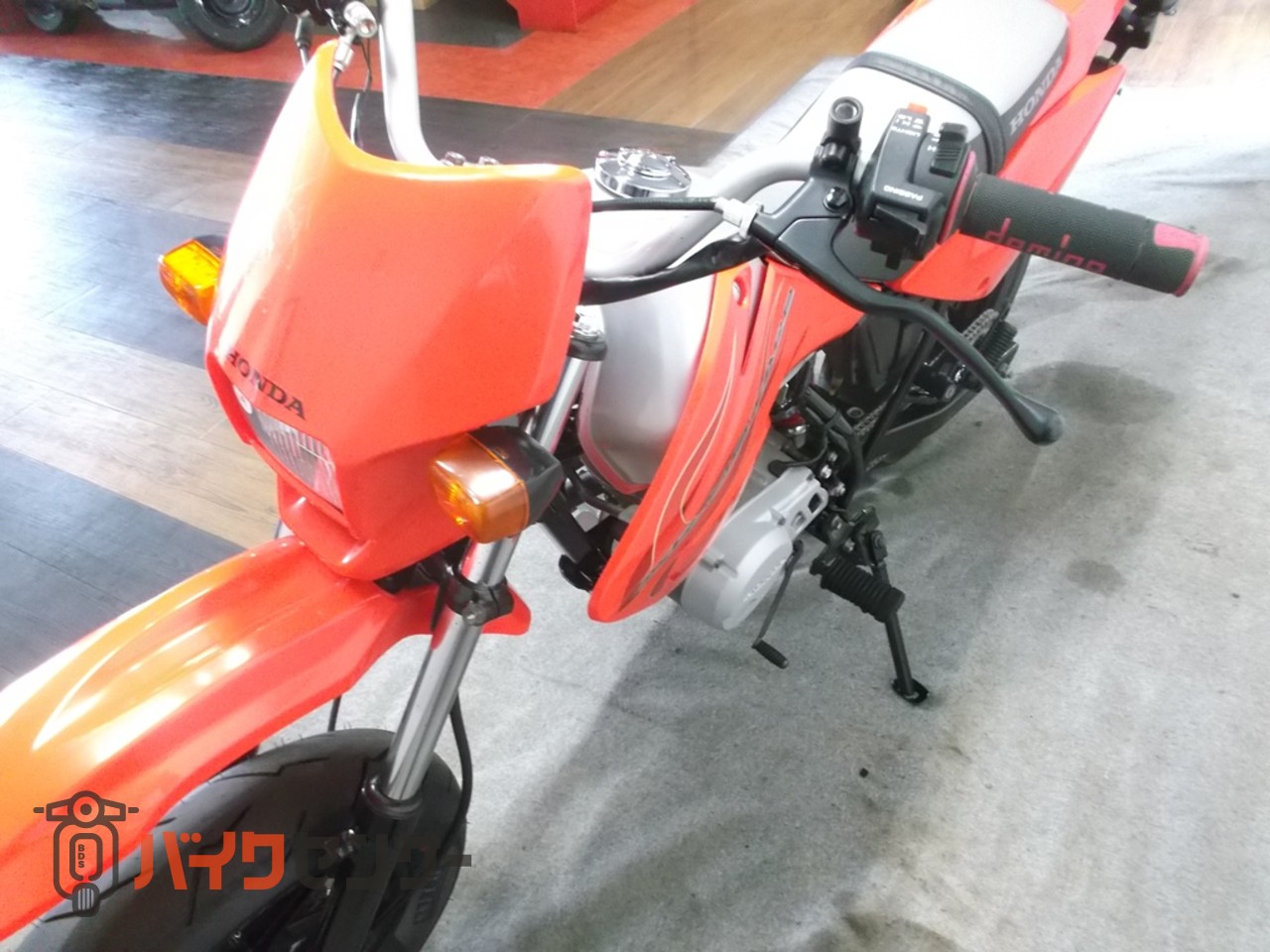 ホンダ XR100モタード 外装は色替えしてます！動画にてカスタム内容を