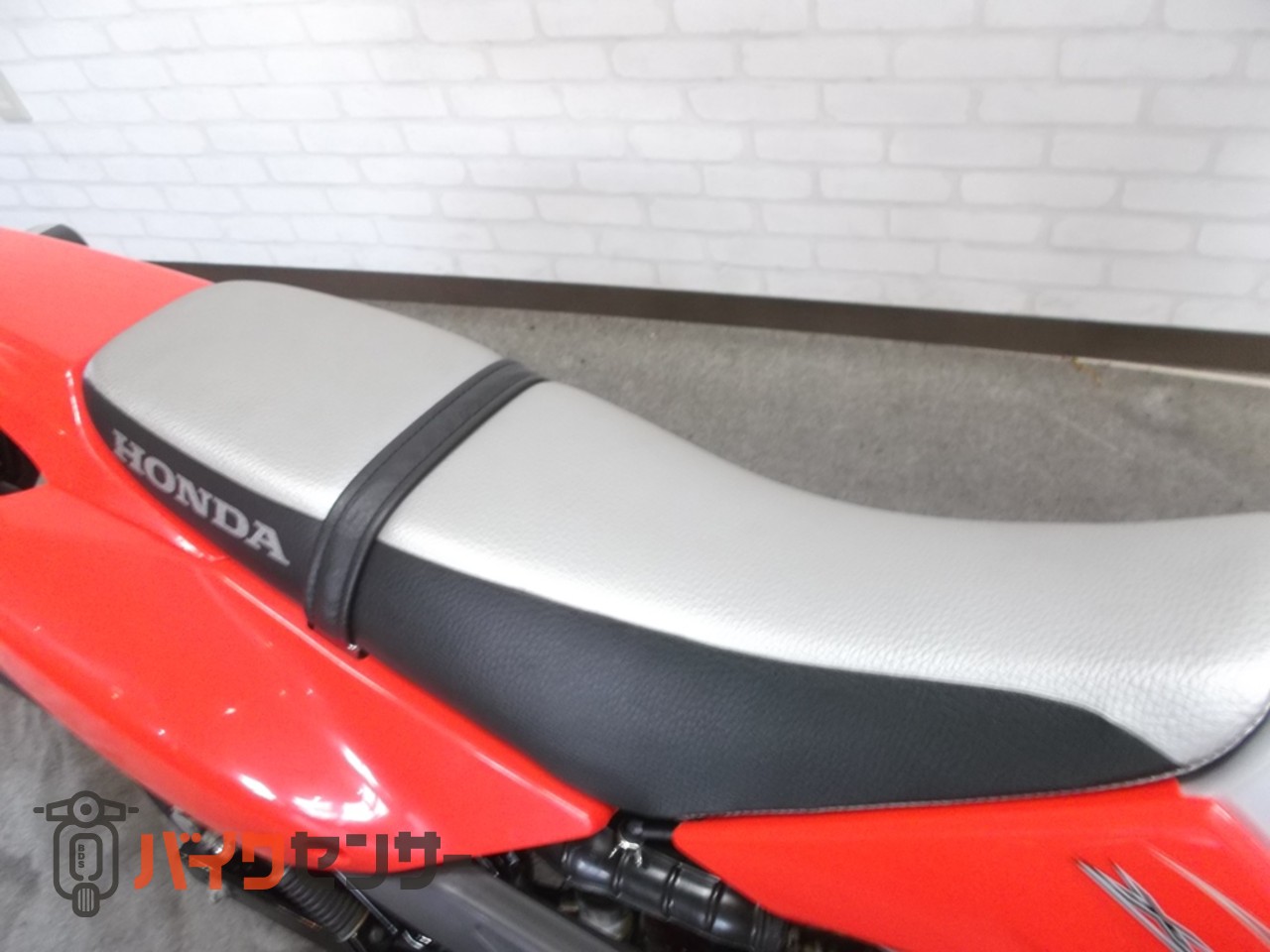 ホンダ XR100モタード 外装は色替えしてます！動画にてカスタム内容を