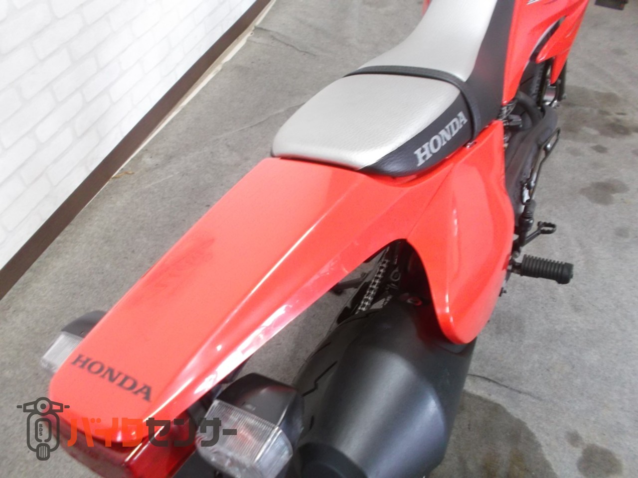 ホンダ XR100モタード 外装は色替えしてます！動画にてカスタム内容を