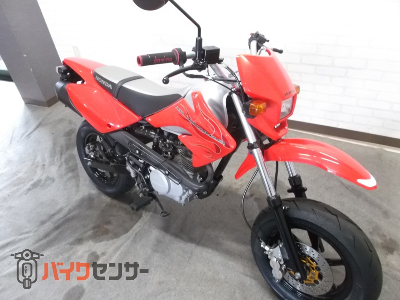 ホンダ XR100モタード 外装は色替えしてます！動画にてカスタム内容を