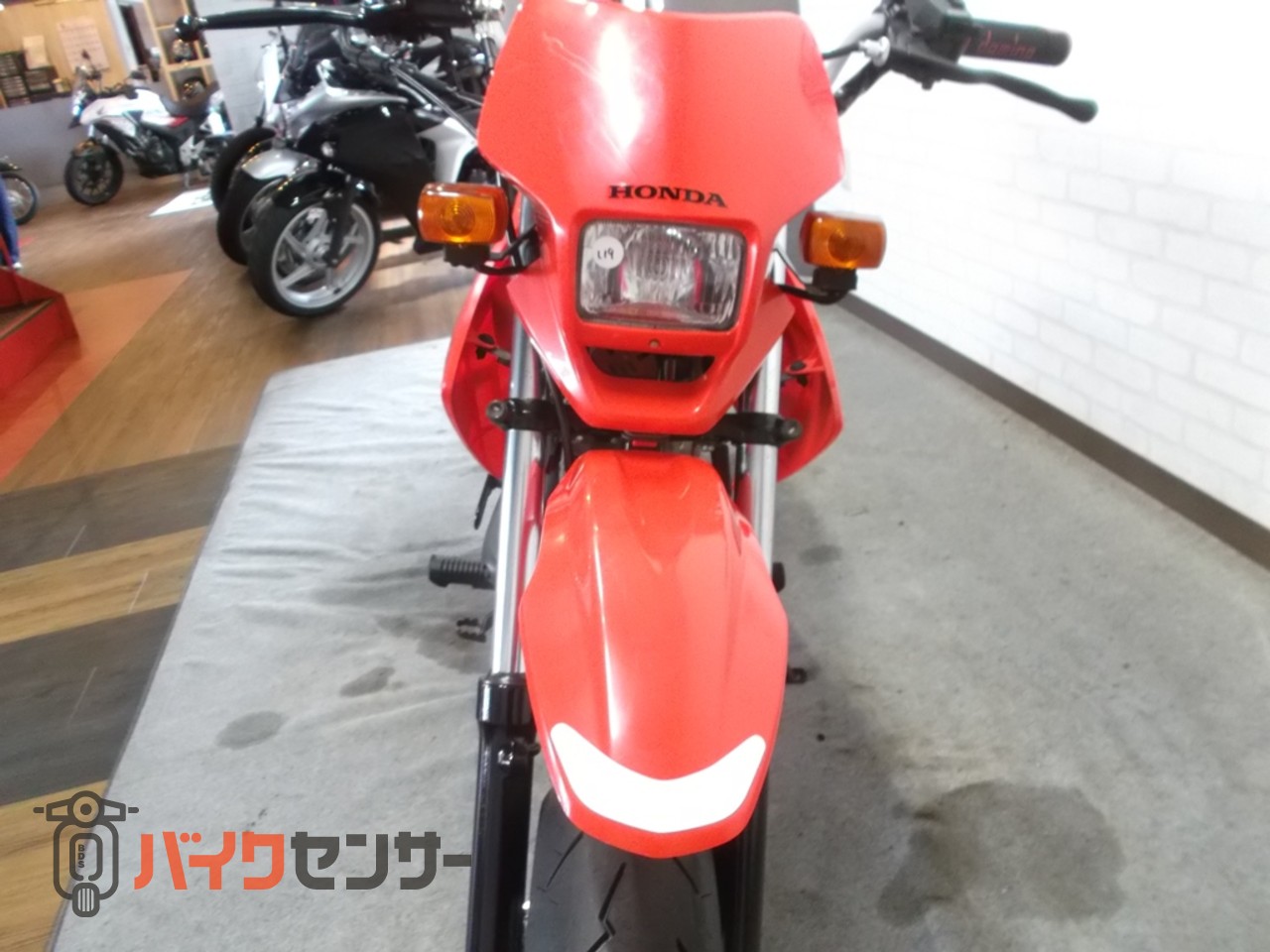 ホンダ XR100モタード 外装は色替えしてます！動画にてカスタム内容を