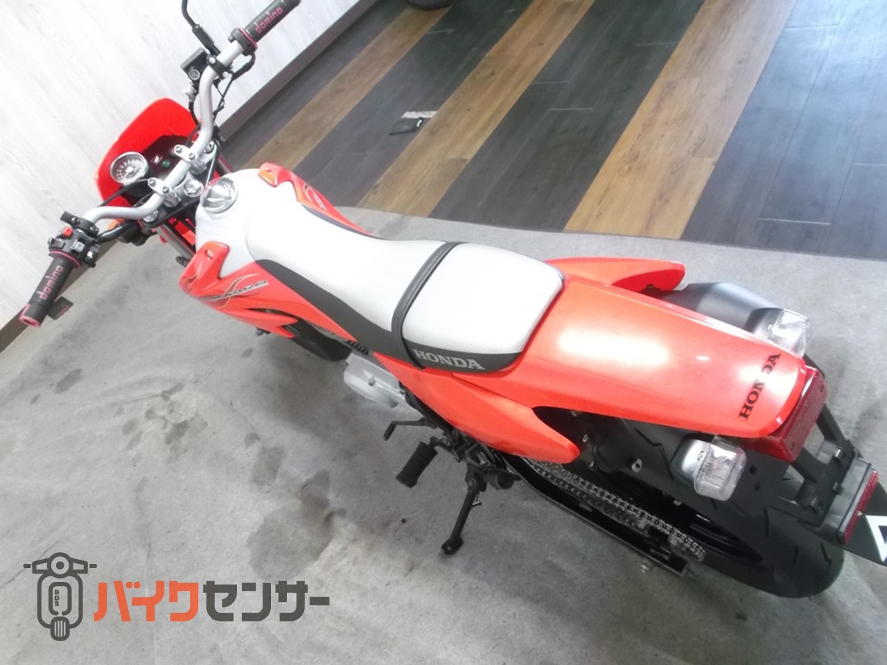 ホンダ XR100モタード 外装は色替えしてます！動画にてカスタム内容を