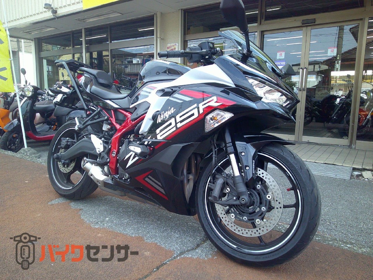 カワサキ NINJA ZX-25R 水冷4サイクルDOHC4気筒エンジン ABS