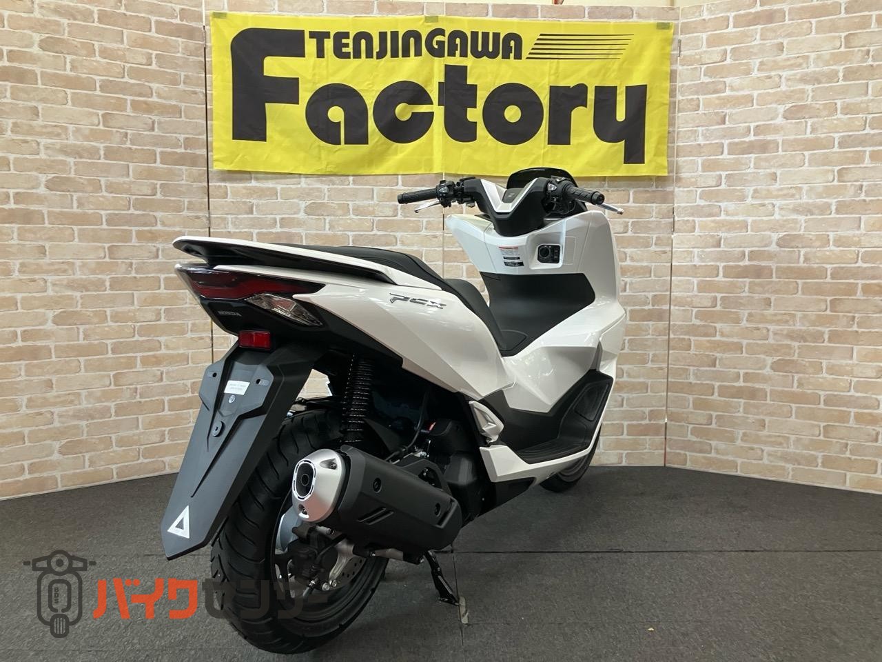 PCX125 新型　2025年モデル　スマートキー　LEDヘッドライト　メットイン　サイドスタンド_4