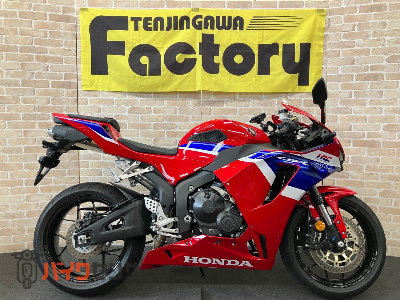 CBR600RR　ベビーフェイススライダー　クイックシフター　マルチバー　タンクパッド_0