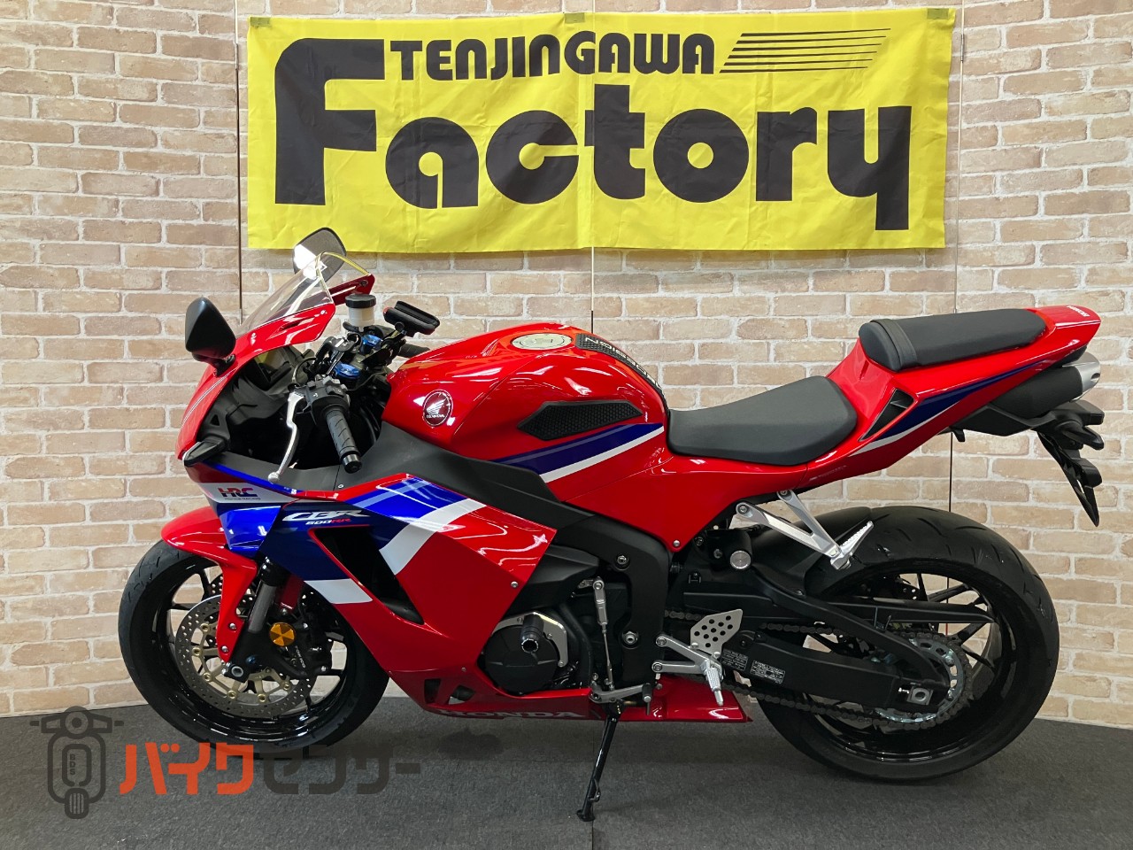 CBR600RR　ベビーフェイススライダー　クイックシフター　マルチバー　タンクパッド_1