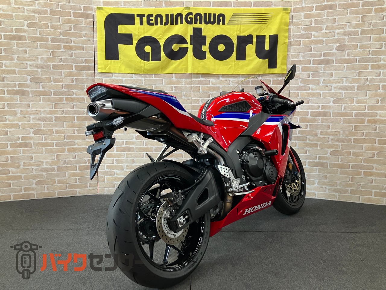 CBR600RR　ベビーフェイススライダー　クイックシフター　マルチバー　タンクパッド_4
