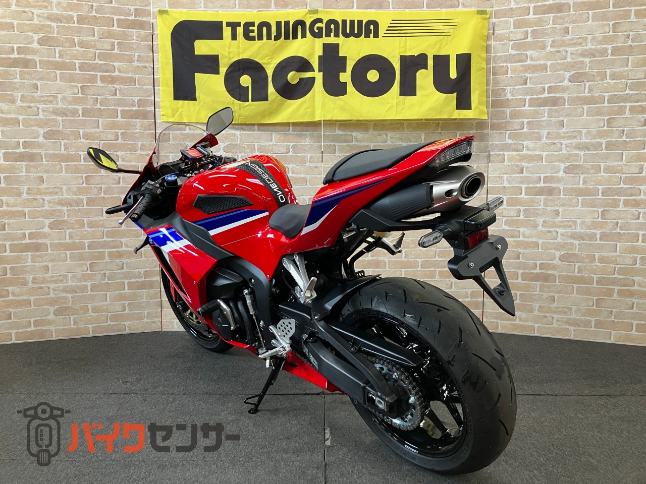CBR600RR　ベビーフェイススライダー　クイックシフター　マルチバー　タンクパッド_5
