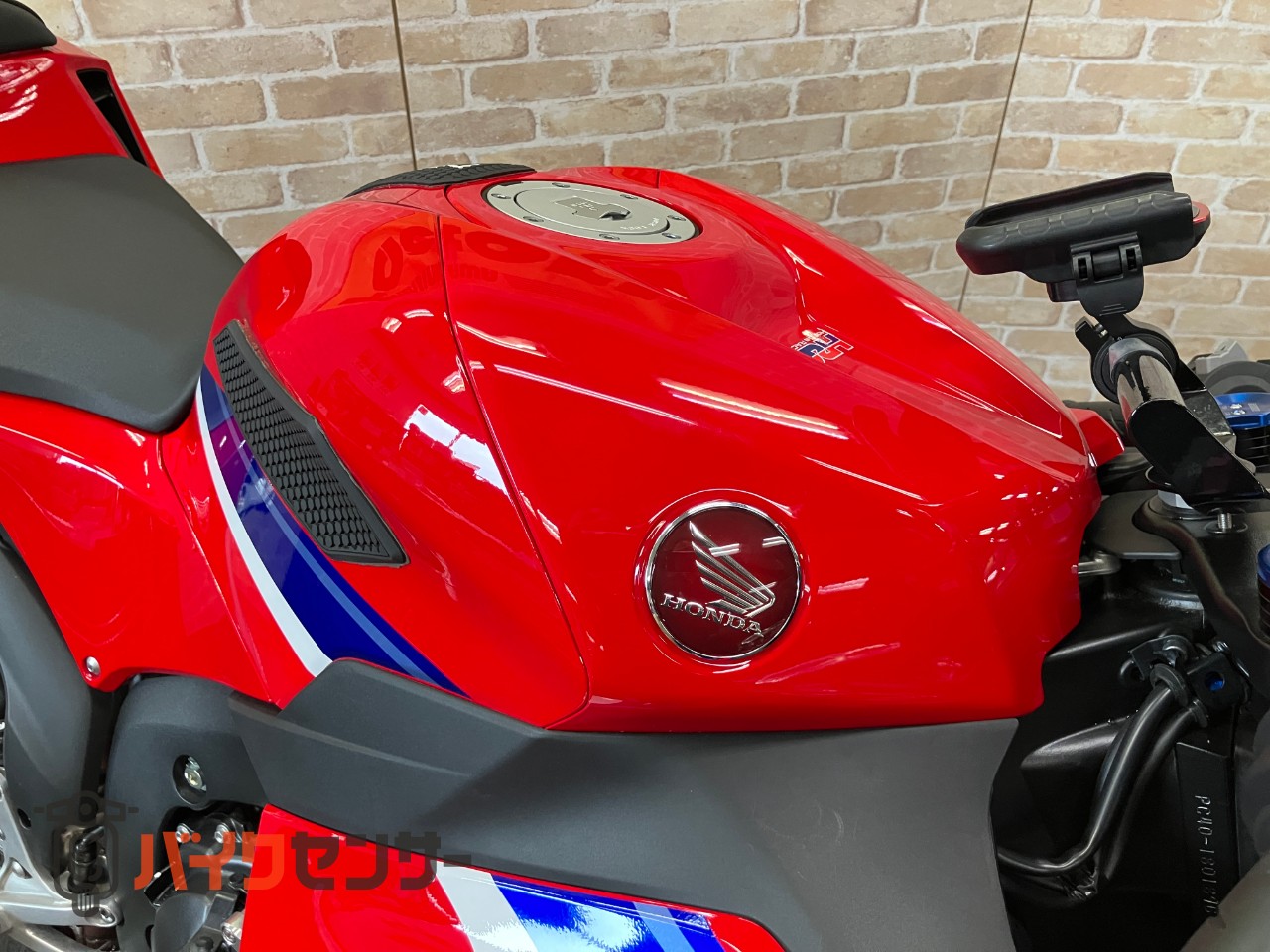 CBR600RR　ベビーフェイススライダー　クイックシフター　マルチバー　タンクパッド_9