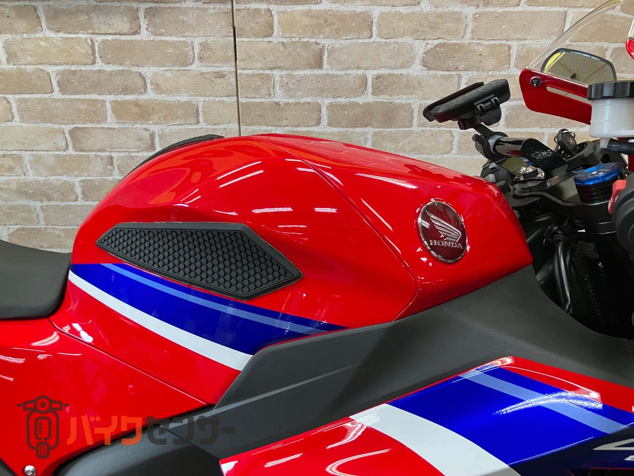 CBR600RR　ベビーフェイススライダー　クイックシフター　マルチバー　タンクパッド_15