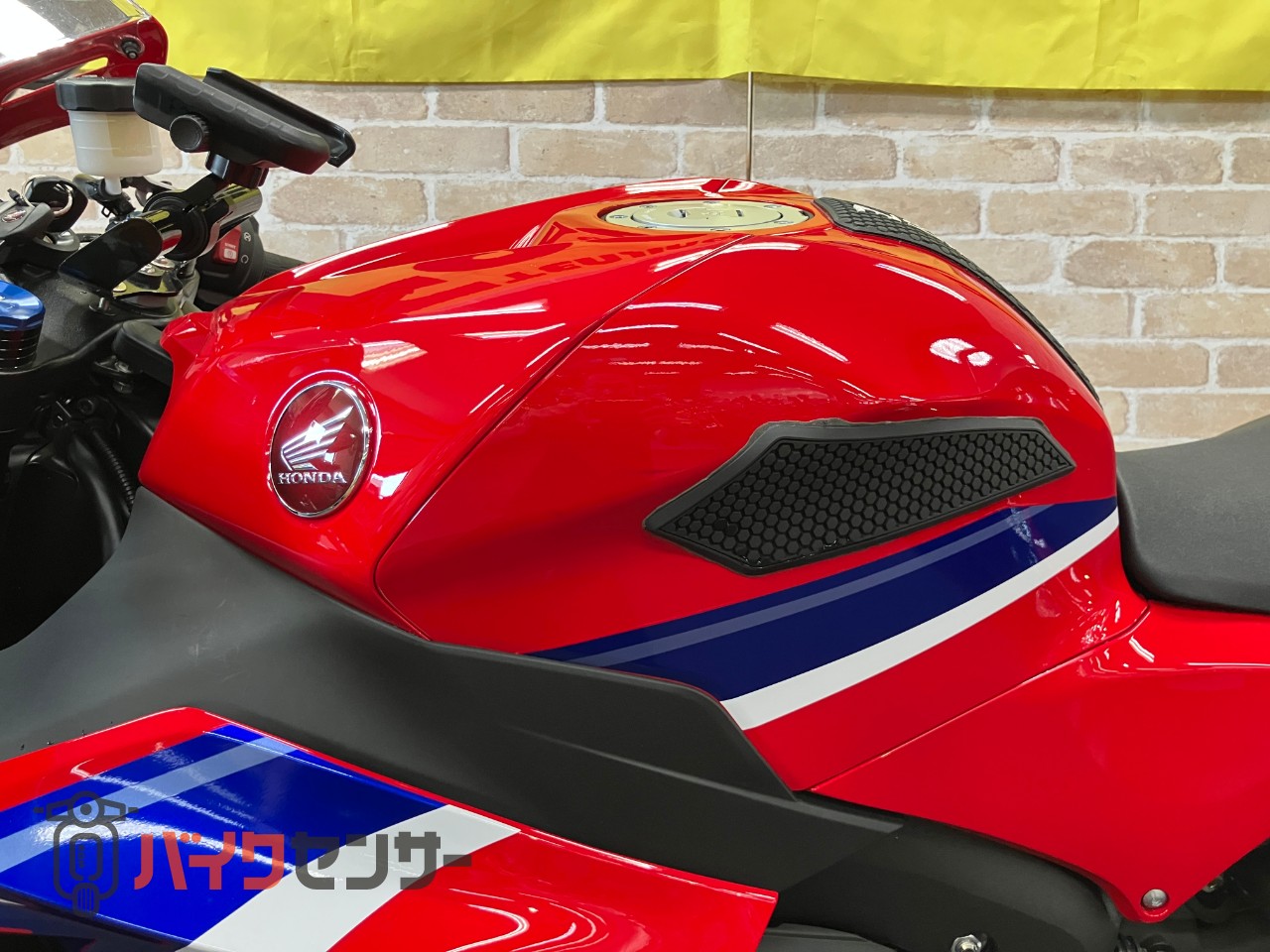 CBR600RR　ベビーフェイススライダー　クイックシフター　マルチバー　タンクパッド_32