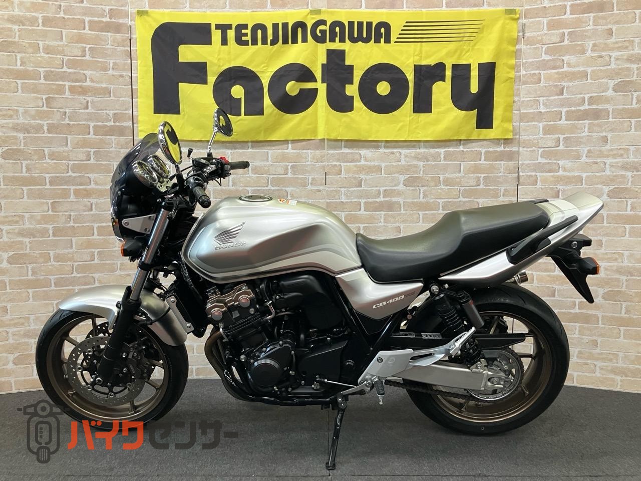 CB400 SUPER FOUR VTEC REVO　受注期間限定生産モデル　エンジンガード　メーターバイザー　グリップヒーター_3