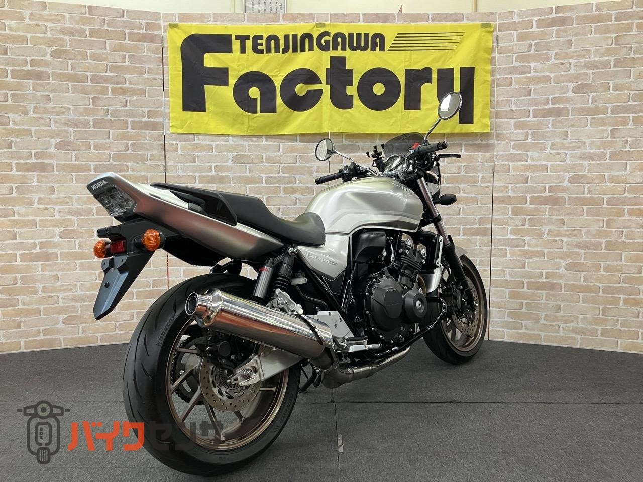 CB400 SUPER FOUR VTEC REVO　受注期間限定生産モデル　エンジンガード　メーターバイザー　グリップヒーター_4