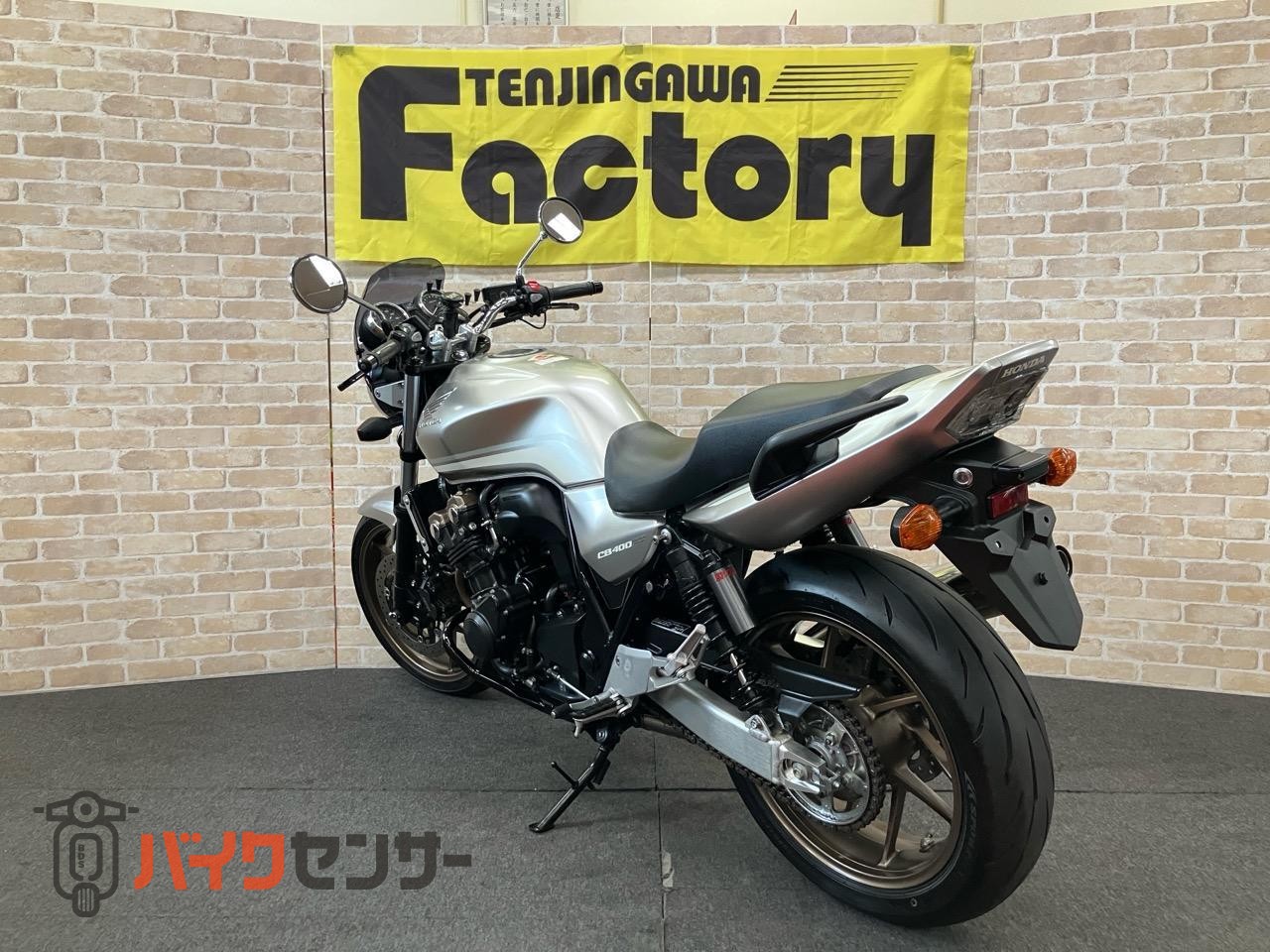 CB400 SUPER FOUR VTEC REVO　受注期間限定生産モデル　エンジンガード　メーターバイザー　グリップヒーター_5