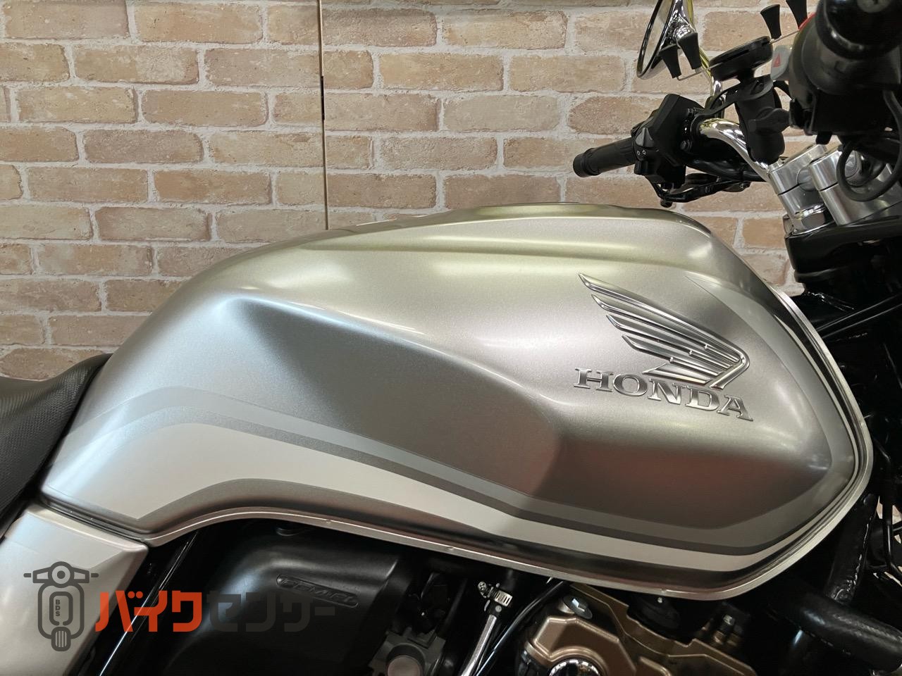 CB400 SUPER FOUR VTEC REVO　受注期間限定生産モデル　エンジンガード　メーターバイザー　グリップヒーター_16