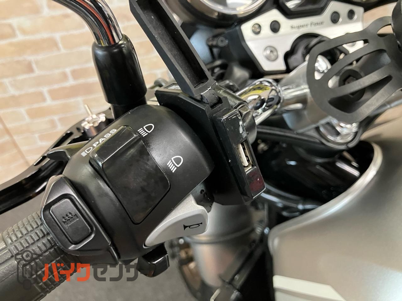 CB400 SUPER FOUR VTEC REVO　受注期間限定生産モデル　エンジンガード　メーターバイザー　グリップヒーター_39