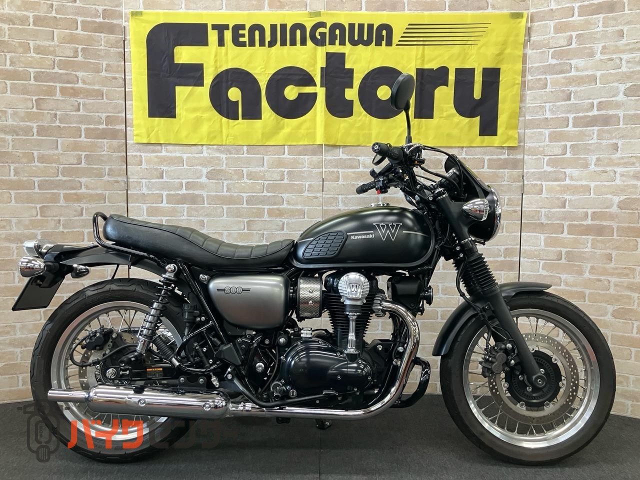 W800 ストリート　エンジンガード　クリアウインカー　クリアテール　サイドバックサポート　ハンドル　レバー等カスタム_0