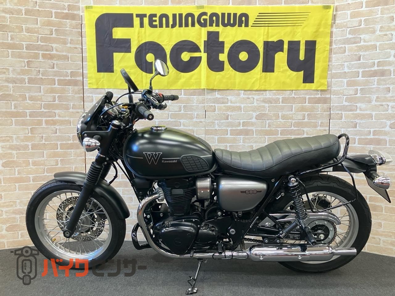 W800 ストリート　エンジンガード　クリアウインカー　クリアテール　サイドバックサポート　ハンドル　レバー等カスタム_1