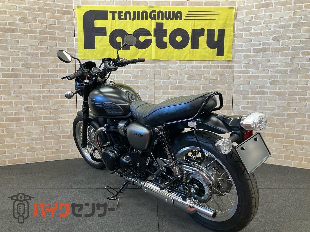 W800 ストリート　エンジンガード　クリアウインカー　クリアテール　サイドバックサポート　ハンドル　レバー等カスタム_5