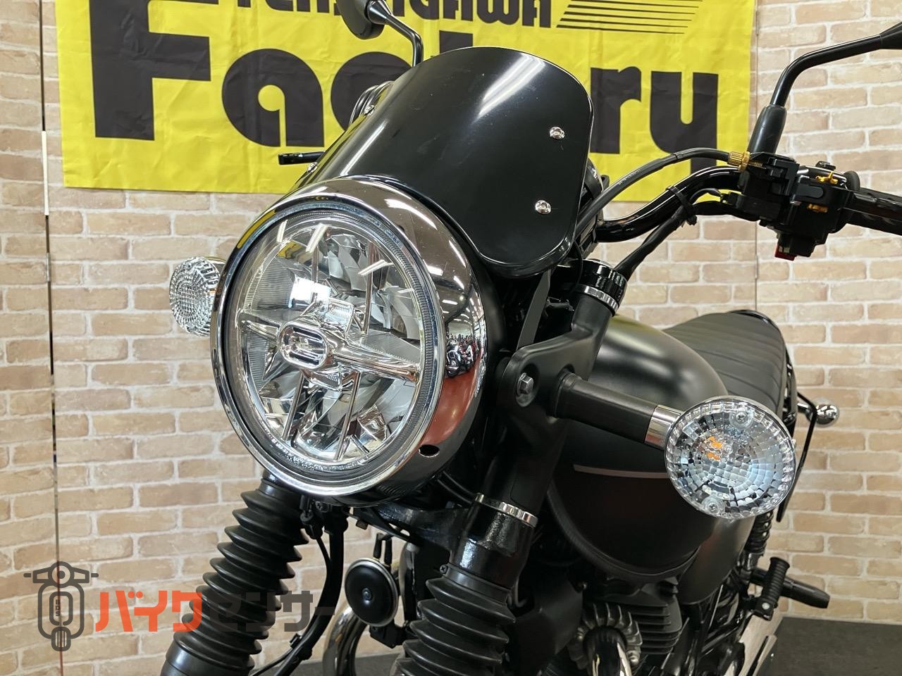W800 ストリート　エンジンガード　クリアウインカー　クリアテール　サイドバックサポート　ハンドル　レバー等カスタム_18