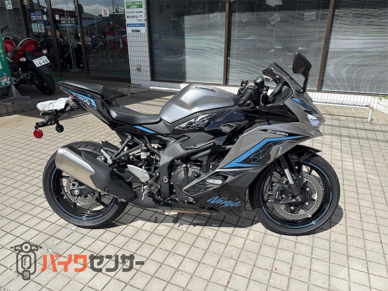 しょーまる カワサキ NINJA ZX-25R SE シルバー 925km走行 2024年モデル