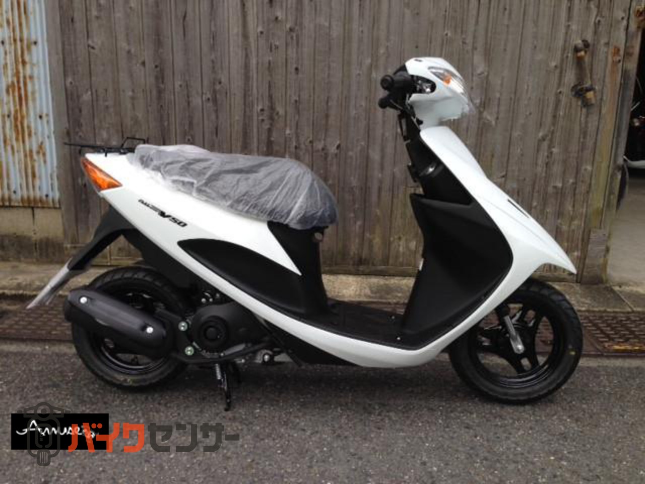 優れたエンジン。2019 年モデル。スズキ V50 アドレス。バッテリーは新品です。サイド スタンド付き。燃料噴射システム。 優れたエンジン。2019 年モデル。スズキ V50 アドレス。バッテリーは