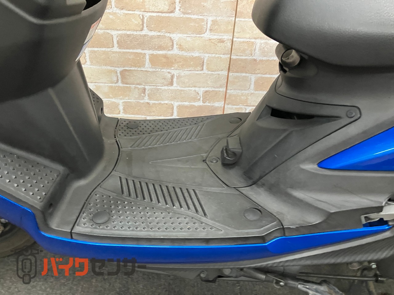 スウィッシュ ナックルバイザー グリップヒーター 大型スクリーン SHADリアボックス33L_29