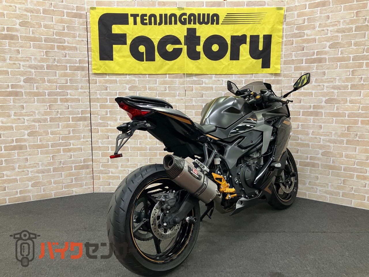 NINJA ZX-25R ヨシムラフルエキ バックステップ フェンダーレス コアガード ETC マウントバー_4